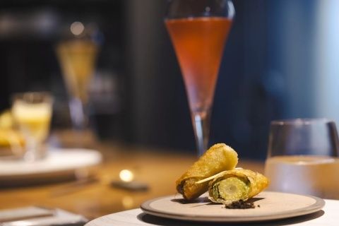 Alkoholfri dryck och omsorgsfullt upplagd rätt på restaurangbord